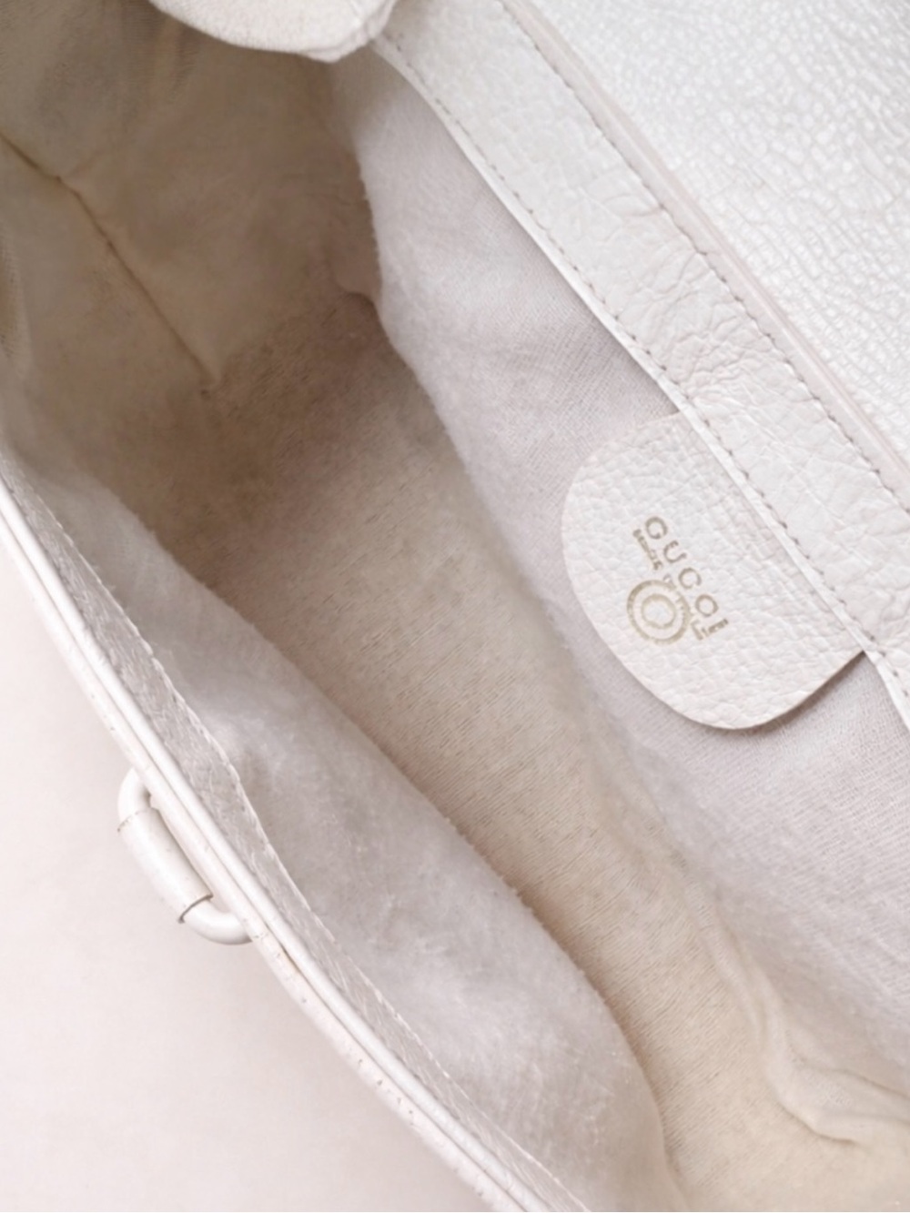 Gucci White Leather Shoulder Bag with Gold Chain Strap - Picture 5 of 11